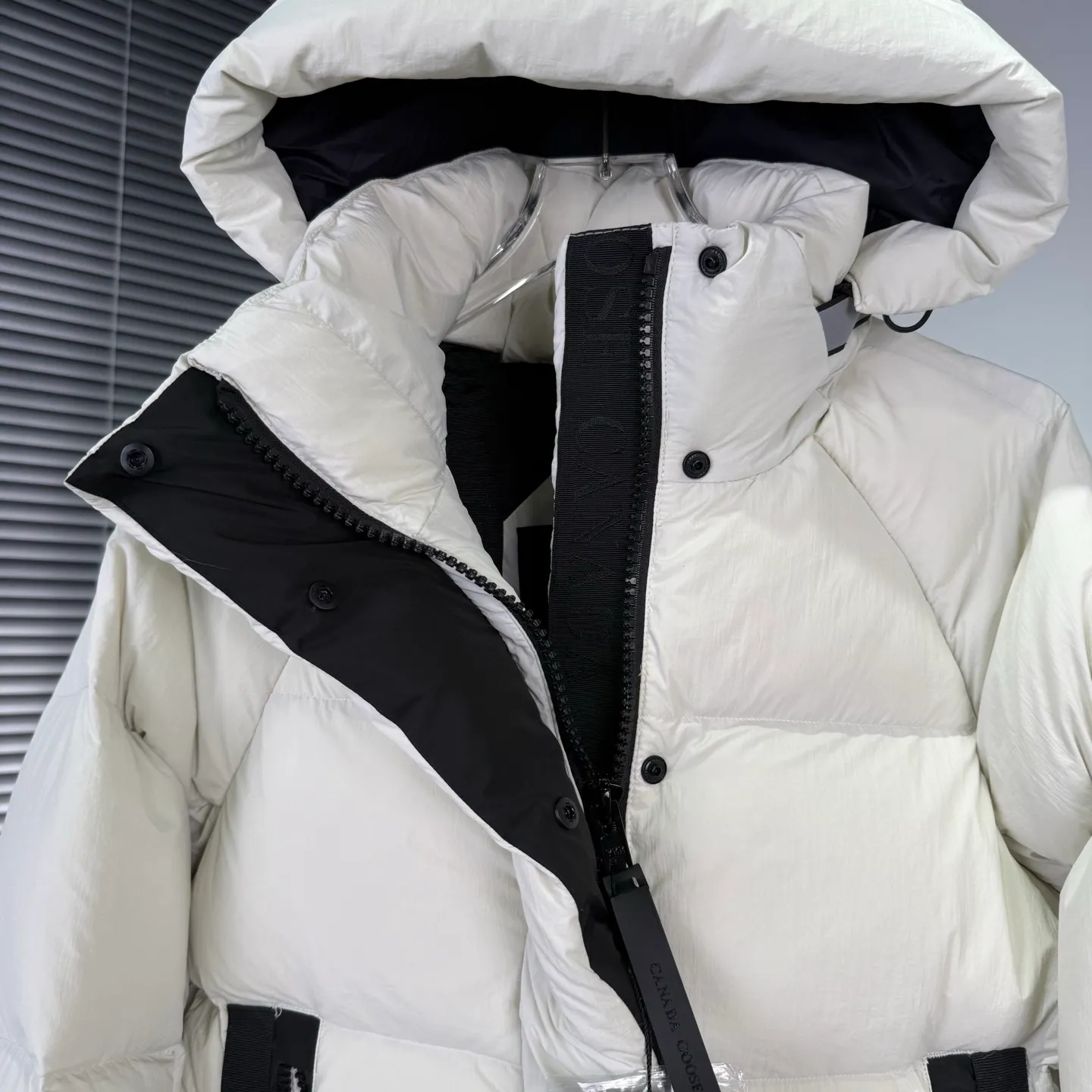 P800 Counter quality Highest quality 𝑪𝒂𝒏𝒂𝒅𝒂 𝑮𝒐𝒐𝒔𝒆Canada Goose Black Label Street Sewing Logo Short Down Jacket/Ouyang Nana Generation Unisex Product Color: Black, White 𝗦𝗶𝘇𝗲: 𝗫𝗦 𝗦 𝗠 𝗟 𝗫𝗟 𝗫𝗫𝗟